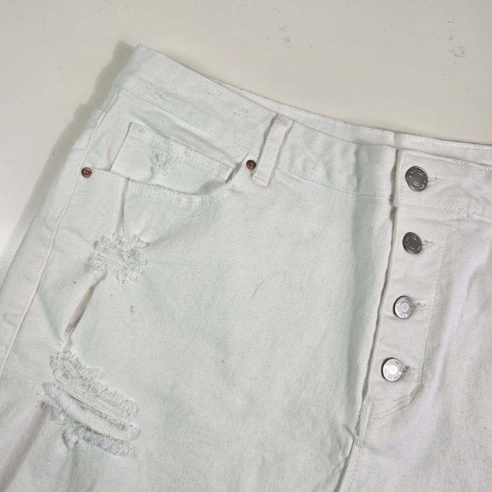 Time & Tru White High‑Rise Distressed Denim Shorts Plus Size 18 - Picture 5 of 10